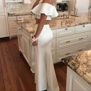 JOVANI size 4. White dress. Gorgeous ruffled panel